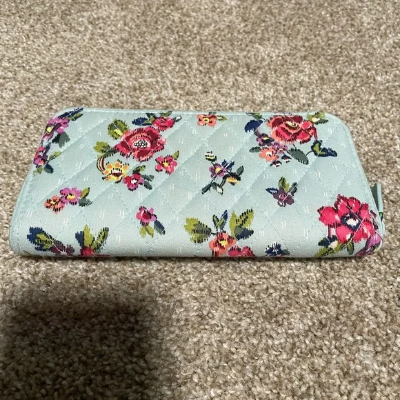 Vera Bradley Iconic Wallet - Picture 1 of 5